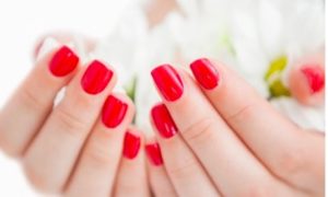 Pose de vernis rouge pour un effet fatal mais naturel