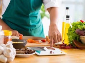 Organiser les repas pour la personne âgée : le devoir d'une assistante à domicile 